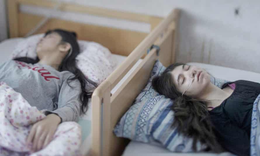 Het Gezonde Kind Dat Niet Wakker Zou Worden: De Vreemde Waarheid Van 'Mysterieziekten' 1 Angel-Wings.nl Ontslagsyndroom ... twee zussen zijn bedlegerig in Horndal, Zweden, 2017.