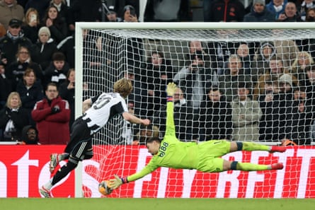 Anthony Gordon scores from the spot during stoppage time to take the tie into extra time.