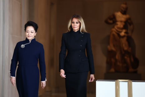 Η πρώτη κυρία της Κίνας Peng Liyuan, αριστερά, και η πρώτη κυρία Melania Trump επισκέπτονται το Εθνικό Μουσείο Ασιατικής Τέχνης Smithsonian, Πέμπτη, 24 Σεπτεμβρίου 2026, στην Ουάσιγκτον.Â