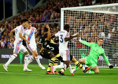 Palace Goalkeepwe Henderson saves from Dias.