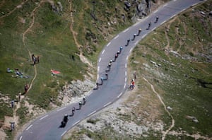 The peloton descend the Tourmalet pass