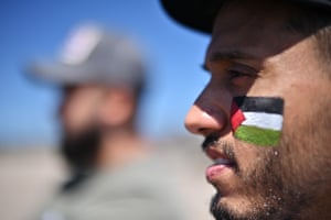Um apoiador pró-palestino se manifesta em 12 de junho de 2021, em Hayle, Cornualha. O primeiro-ministro do Reino Unido, Boris Johnson, recebe líderes dos EUA, Japão, Alemanha, França, Itália e Canadá na Cúpula do G7 em Carbis Bay.