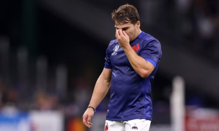 Antoine Dupont shows his anguish following the injury