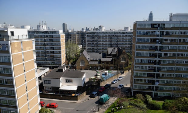 'Bazı insanlar milyonlar kazanıyor olmalı': Birleşik Krallık'ın en çok kazanan seçim bölgesinde eşitsizlik | eşitsizlik 1 Churchill Gardens arazisinin havadan görünümü.