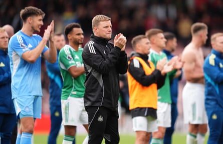 Eddie Howe and the players applaud the fans at full time