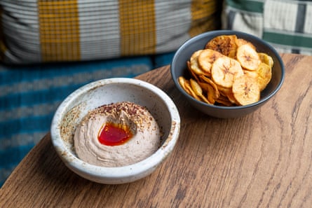 « Très bon et qui change la vie » : le houmous aux haricots noirs de Tatale avec de l'huile de palme et du dukkah.