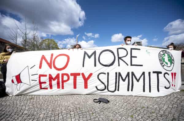 Ativistas do grupo ambientalista Fridays for Future manifestando-se no Invalidenpark, em Berlim.