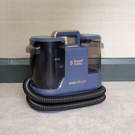 Andy Shaw testing carpet cleaners: Russell Hobbs Hot Cold angle