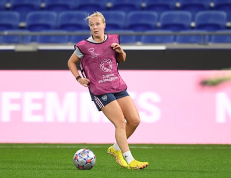 Beth Mead warming up