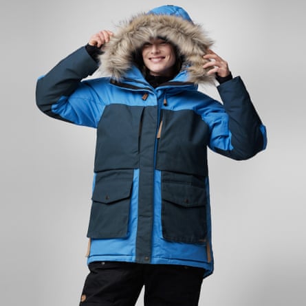 Una modelo con una parka Fjällräven Polar Expedition