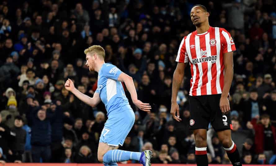 Kevin De Bruyne celebrates after extending Manchester City's lead against Brentford to 2-0.