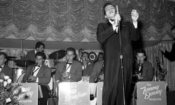 Frank Sinatra Jr se produit avec l'orchestre Tommy Dorsey à l'hôtel Flamingo de Las Vegas, 1963.