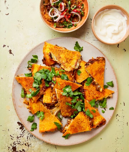 Quesadillas เห็ดของ Yotam Ottolenghi กับซัลซ่าพลัม