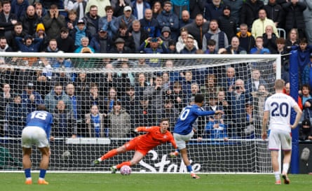 Iliman Ndiaye sends Dean Henderson the wrong way from the spot