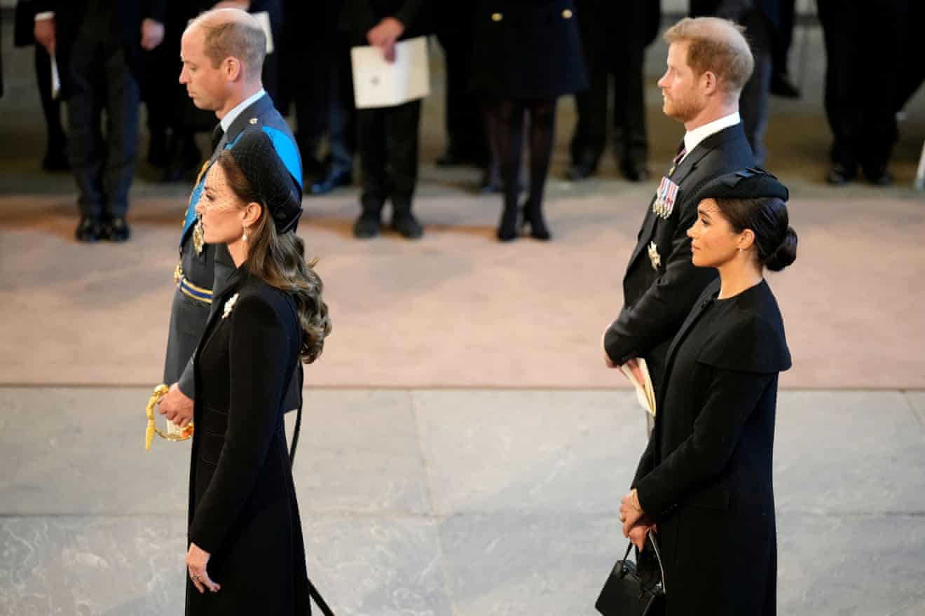 Prințul și Prințesa de Wales și Ducele și Ducesa de Sussex își prezintă omagiile.