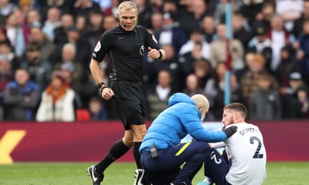 Matt Doherty reçoit un traitement après avoir rompu son ligament collatéral médial contre Aston Villa en avril 2022