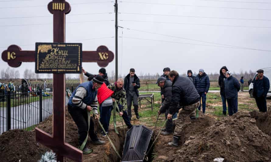 Russia-Ukraine war latest: Zelenskiy warns Moscow wants to ‘capture other countries’ as Russia pushes to seize southern Ukraine– live | Ukraine 2 Cemetery workers dig graves and bury civilians who were killed during the Russian attacks in Bucha, Ukraine.