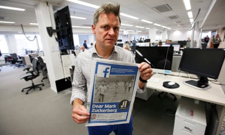 Editor-in-chief Espen Egil Hansen with the edition of Aftenposten featuring the photo and an open letter to Mark Zuckerberg, accusing him of abusing power.