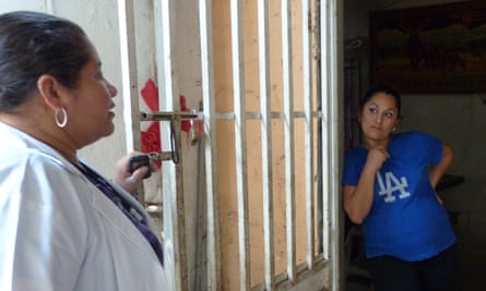 Dr Nidia Mejía talking to Vanesa del Carmen Velásquez, 23, who is 32 weeks pregnant, at her home in Las Pampas, Aguilares.