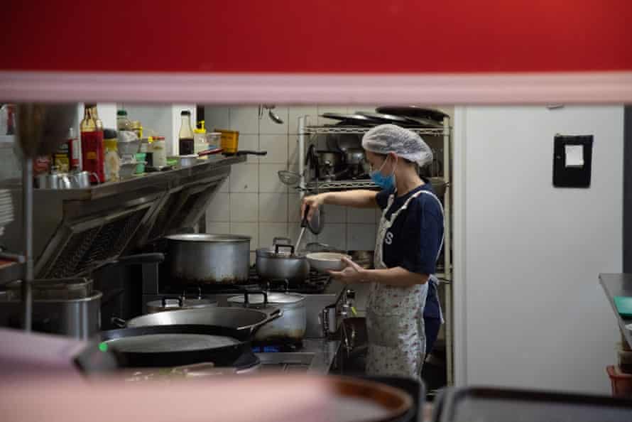 A cook makes mohinga astatine Sun’s Burmese Kitchen.