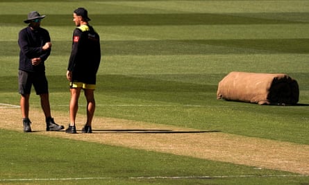 Les Burdett Gives Mcg Pitch The Thumbs Up Ahead Of Boxing Day Test Cricket The Guardian