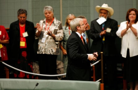 Başbakan Kevin Rudd (ortada solda), 13 Şubat 2008 Çarşamba günü Canberra'daki Parlamento Binasında Çalınan Nesilden özür diler.