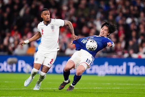 एज़री कोन्सा और जापान के अयासे उएदा (दाएं) गेंद के लिए संघर्ष कर रहे हैं