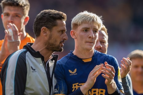 Newcastle assistant manager Jason Tindall has a word in Anthony Gordon’s ear following Newcastle’s win over Brentford last weekend.