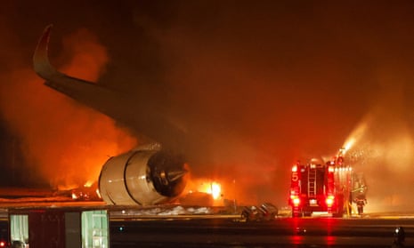 Brandweerlieden werken op Haneda International Airport nadat een A350 van Japan Airlines in Tokio in brand vloog.