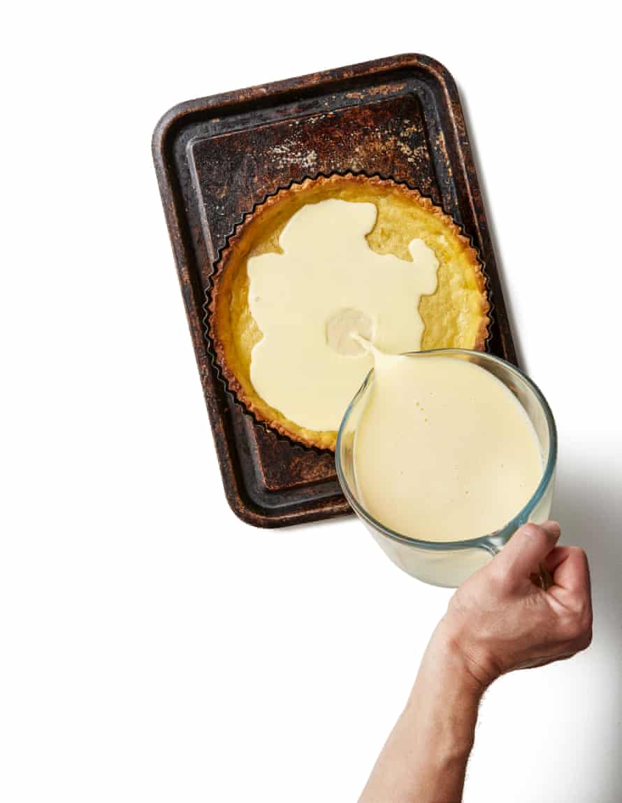 Placer le fond de tarte sur une plaque allant au four puis, en travaillant rapidement, verser la crème anglaise dedans