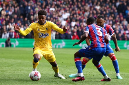 Demarai Grey dari Everton beraksi melawan Crystal Palace