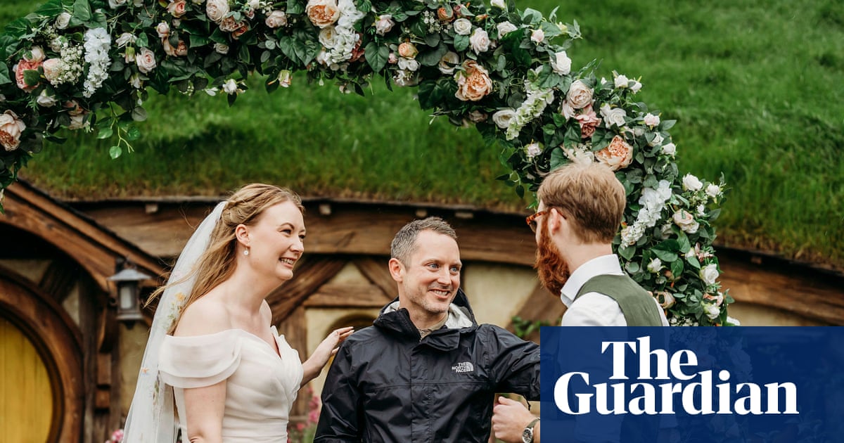 Elijah Wood crashes wedding at Hobbiton in New Zealand – video