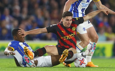 Julián Álvarez of Manchester City and Pervis Estupiñán of Brighton & Hove Albion in action.