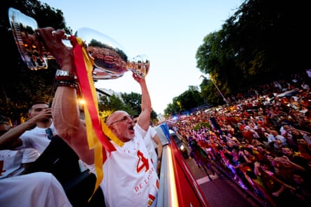De la Fuente celebrates with the European Championship trophy