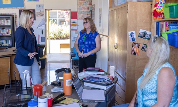 Kristy Warren spreekt met Jennifer Brockman-Maxwell, hoofd van de basisschool in Greenville en Shannon Phillips, interventieleraar.