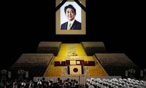 Um retrato do ex-primeiro-ministro japonês Shinzo Abe está pendurado no palco durante seu funeral de Estado em 27 de setembro em Tóquio.