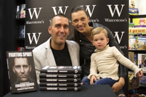 Fernando Ricksen con su esposa Veronica y su hija Isabella, de 2 años en Waterstones en Glasgow en junio de 2014 en la firma de un libro para su autobiografía "Fighting Spirit".