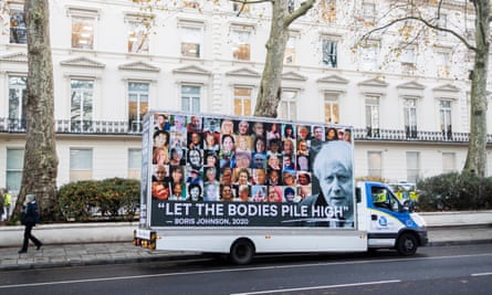 Une camionnette avec des photos de défunts Covid et de Boris Johnson avec des mots : Que les corps s’empilent haut