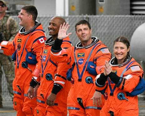 बाएं से दाएं: कनाडाई अंतरिक्ष यात्री जेरेमी हैनसेन, नासा के अंतरिक्ष यात्री विक्टर ग्लोवर, रीड वाइसमैन और क्रिस्टीना कोच।