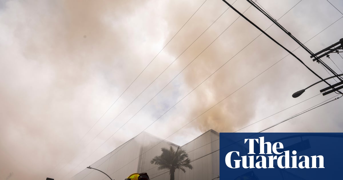 LA firefighters battle warehouse blaze amid concerns over billowing smoke