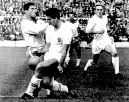 Maurice Norman, deuxième à partir de la gauche, luttant pour le ballon avec le joueur brésilien Garrincha, à gauche, lors du quart de finale de la Coupe du monde entre l'Angleterre et le Brésil à Viña del Mar, Chili, le 10 juin 1962.