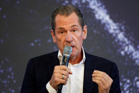 Mathias Döpfner speaking into a microphone.