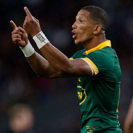 La moitié de la mouche d'Afrique du Sud, Manie Libbok, fait des gestes lors du match de rugby à XV précédant la coupe du monde entre la Nouvelle-Zélande et l'Afrique du Sud à Twickenham.