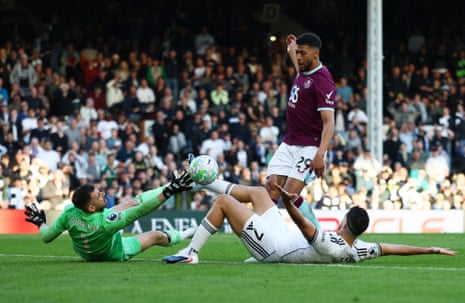 बर्नले के जोश लॉरेंट ने फुलहम के राउल जिमेनेज के खिलाफ पेनल्टी स्वीकार कर ली और बाद में उन्हें बाहर भेज दिया गया।