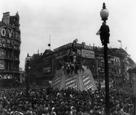 VE Day, 1945: Crowds gather in piccadilly circus  to celebrate the end of the second world war