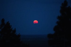 La luna de fresa se eleva sobre Sátoraljaújhely, Hungría.