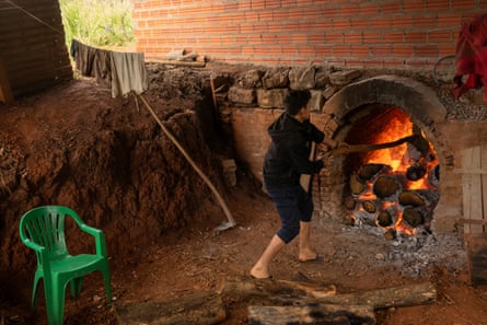 The giant barbacuá drying oven is where the sapecado of Oñoirũ’s yerba mate is carried out – the final step. It is operated day and night without breaks during the winter harvest season.