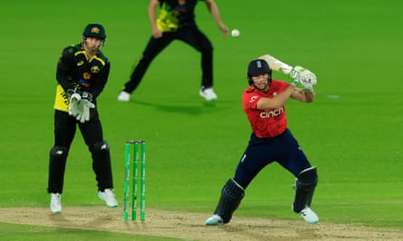 Jos Buttler bat pendant le T20 de l'Angleterre contre l'Australie à Canberra