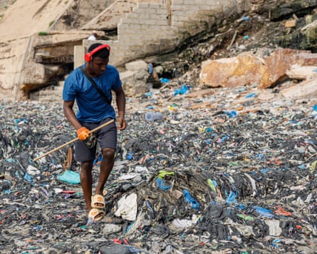 Resíduos têxteis na praia de Jamestown, em Accra