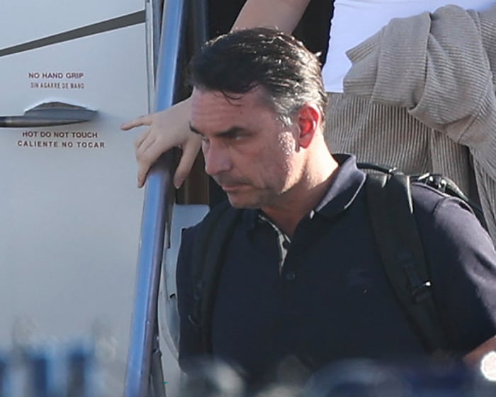 Flávio Bolsonaro calls himself the ‘leader of Brazil’ after fleeing to Miami